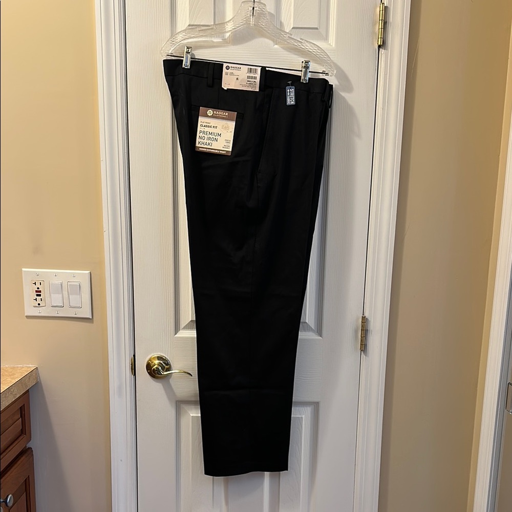 Haggar Men's Black Chinos